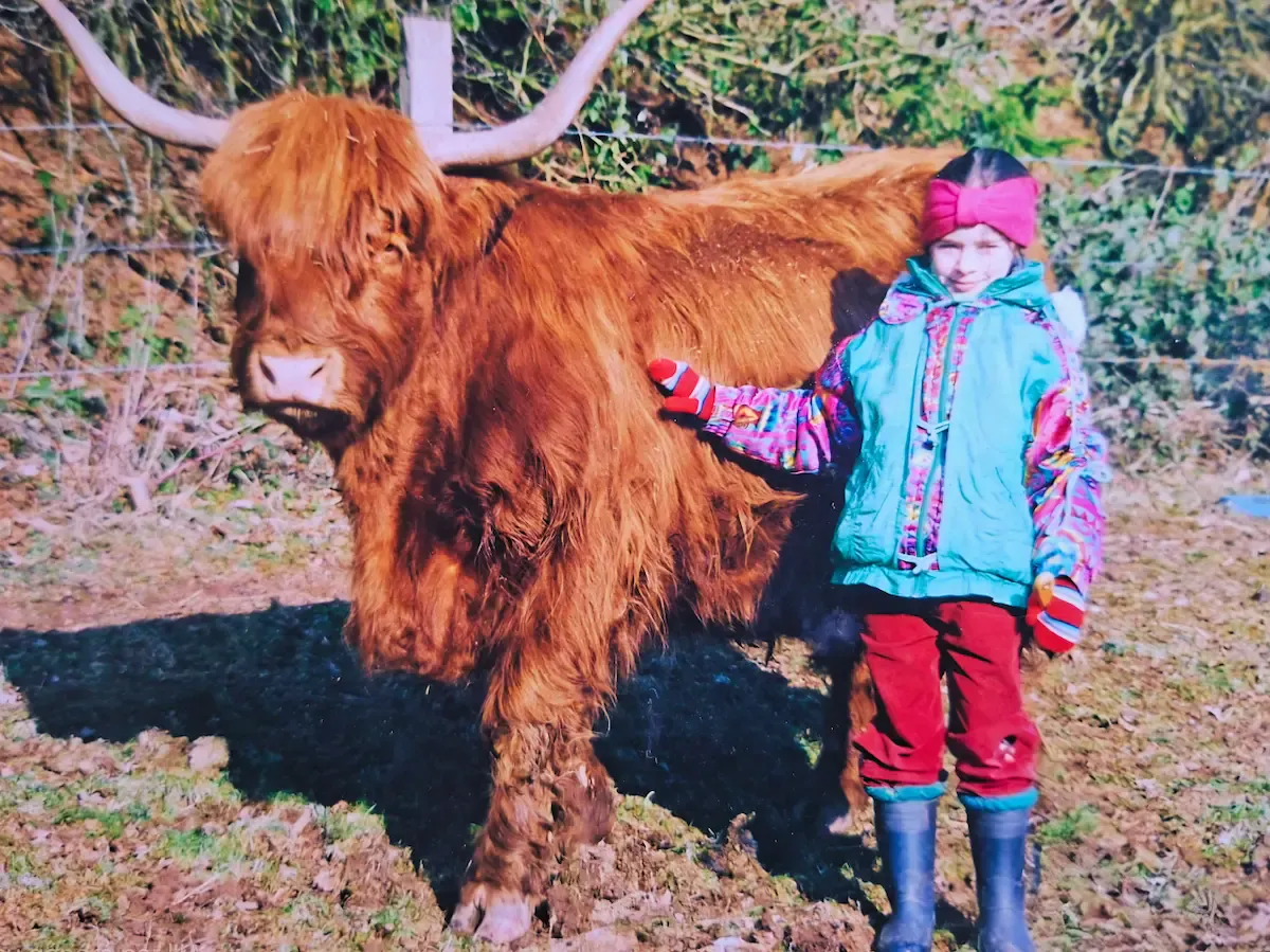 Raphaela neben einem Kind